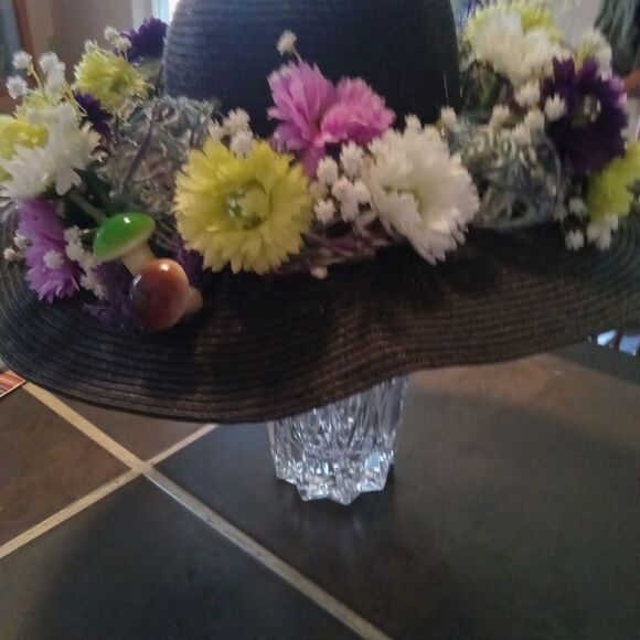 FESTIVAL FLOPPY HAT. Ellen Tracy adorned hat with crazy daisys,art & mushrooms - Picture 6 of 10